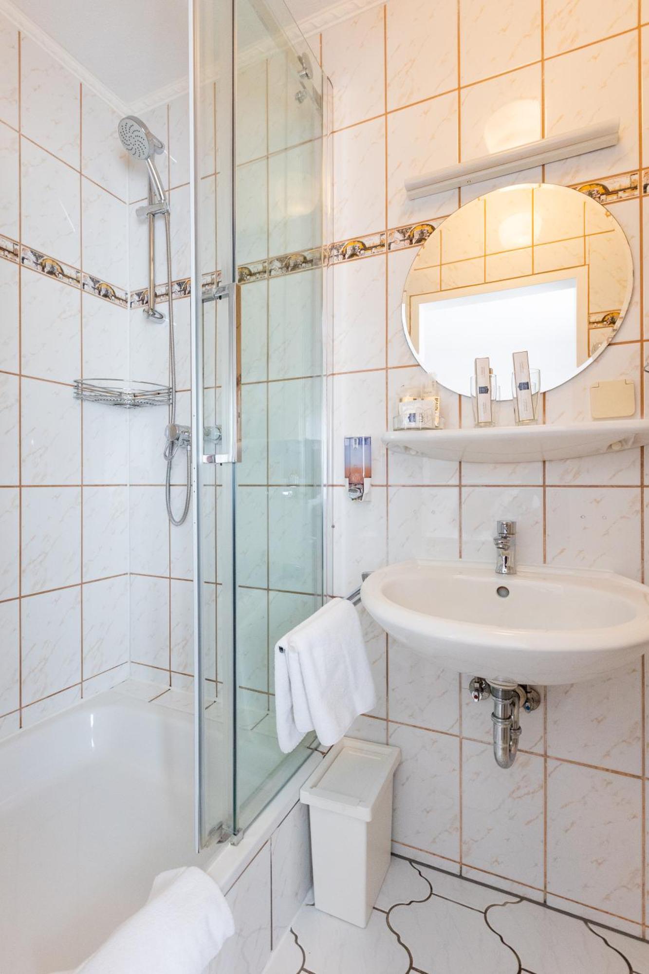 Hotel Weinhaus Wiedemann Гинсхайм-Густавсбург Стая снимка